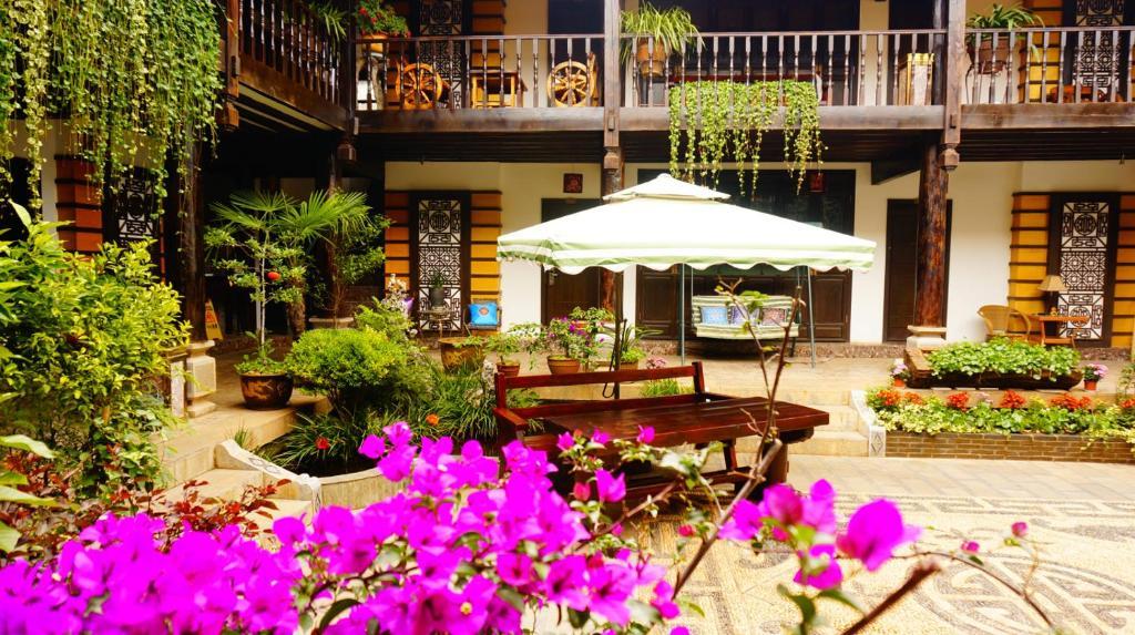 Lijiang Wangjia Courtyard Inn Экстерьер фото